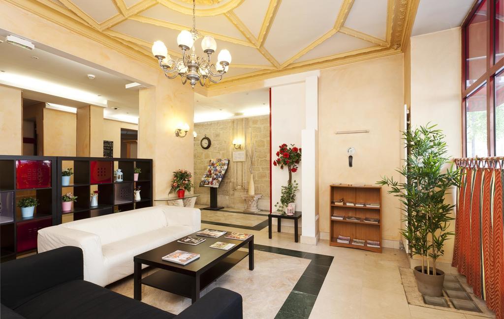 Hotel Ferney Republique Parijs